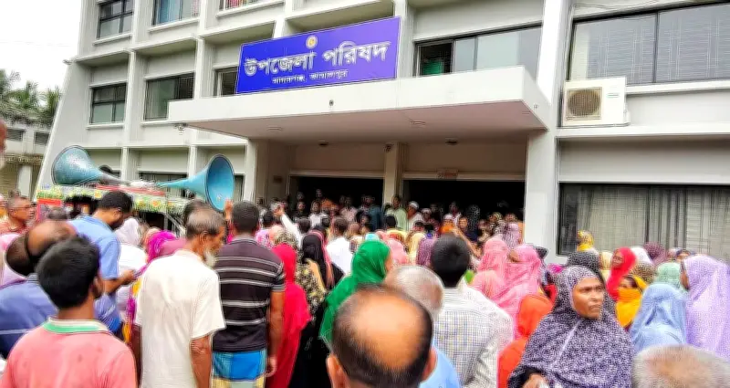 মাদারগঞ্জে টাকা ফেরতের দাবিতে উপজেলা পরিষদ ঘেরাও, প্রশাসনিক কার্যক্রম বন্ধ