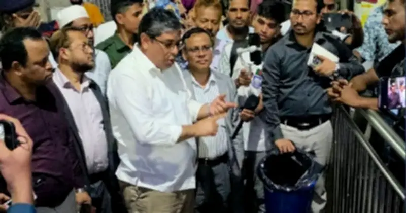 শাহবাগে বর্জ্য ব্যবস্থাপনায় প্রতিমন্ত্রীর ঝটিকা অভিযান, ১০ ব্যবসায়ী জরিমানা