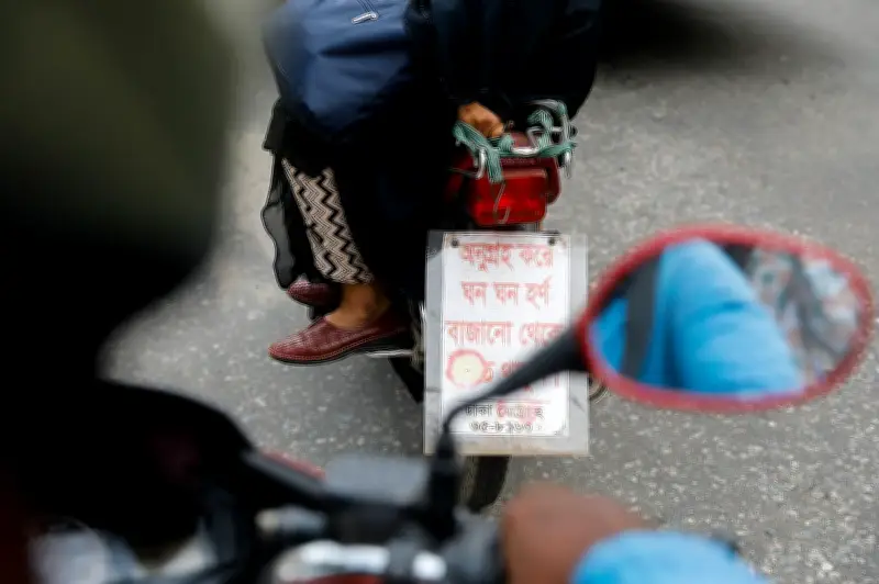ঢাকায় ফুটপাত ভাঙা, শব্দদূষণে নাগরিক দুর্ভোগ চরমে