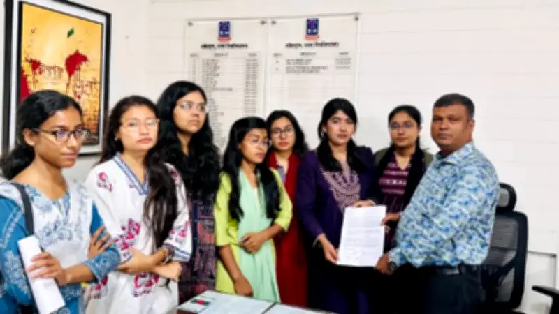 ঢাবি’র ছাত্রীদের লিঙ্গ বৈষম্য বন্ধে স্মারকলিপি, তিন দফা দাবি