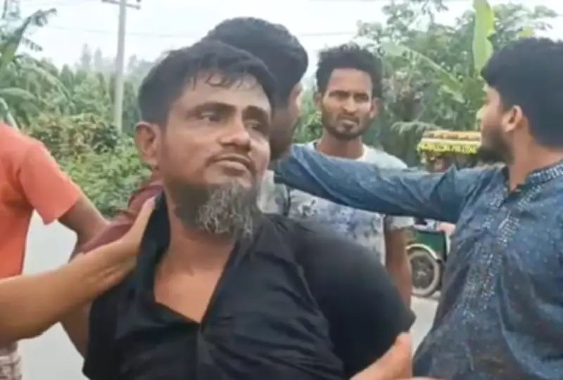 পলাশে বৃদ্ধকে ঝোপে ফেলে পালানোর সময় মাইক্রোবাসচালক গণপিটুনিতে আটক