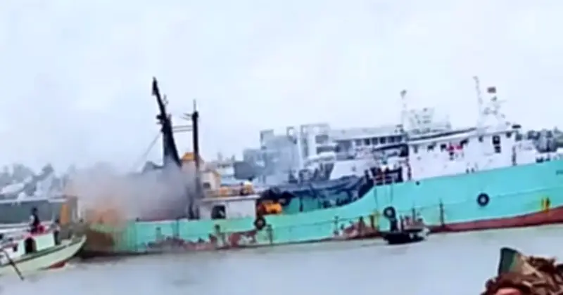 কর্ণফুলীতে জাহাজে বিস্ফোরণে ৬ নাবিক দগ্ধ