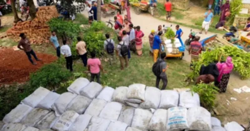 কামারখন্দে কৃষকদের মাঝে বিতরণ করা জৈব সারের বস্তায় মাটি ও প্লাস্টিক বর্জ্য