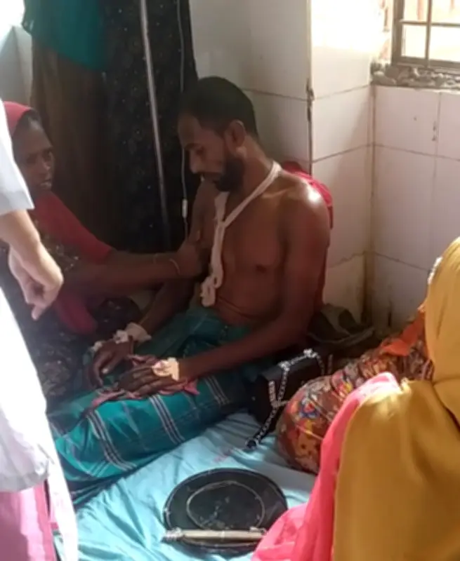সাপে কাটার পর জ্যান্ত বিষধর সাপ নিয়ে হাসপাতালে কৃষক