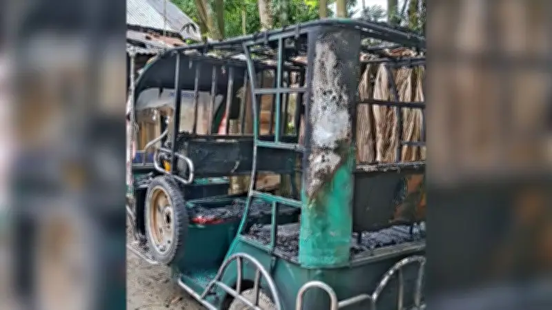 ফেনীতে পৃথক ঘটনায় প্রবাসীর স্ত্রী ও যুবলীগ নেতা খুন, শরণখোলায় ইজিবাইক পুড়িয়ে দেওয়ার অভিযোগ