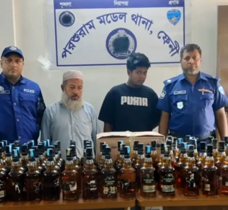 ফেনীর পরশুরামে অ্যাম্বুলেন্স থেকে ১১৭ বোতল মদ জব্দ, গ্রেপ্তার ২