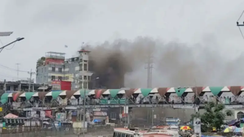 সোনারগাঁও আল মদিনা শপিংমলে আগুন, উচ্ছেদ পরিকল্পনার অভিযোগ