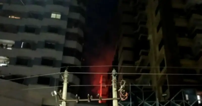 রাজধানীর কাঁটাবনে ১৪তলা ভবনে অগ্নিকাণ্ড, ফায়ার সার্ভিসের ৩ ইউনিট কাজ করছে