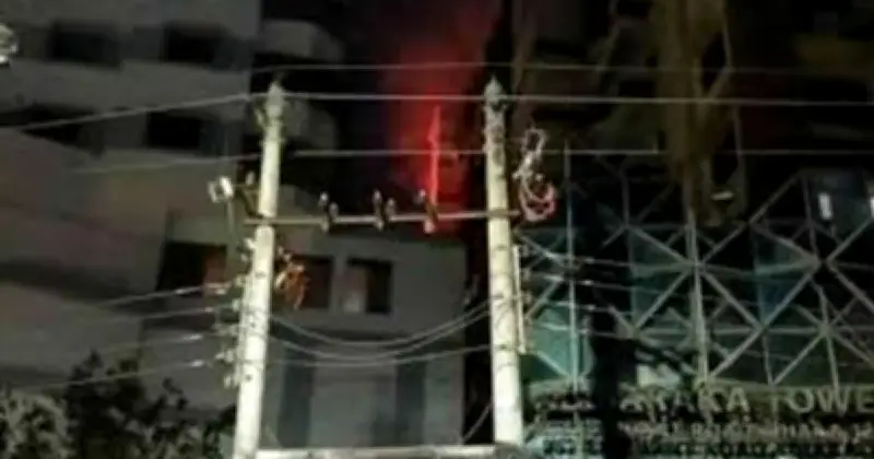 রাজধানীর কাঁটাবনে বহুতল ভবনের ১২ তলায় আগুন, নিয়ন্ত্রণে ফায়ার সার্ভিস