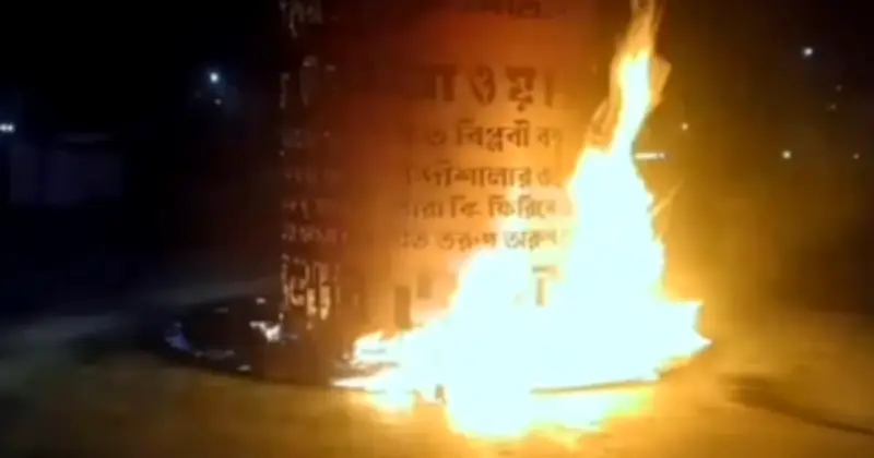 নোয়াখালীতে জুলাই স্মৃতিস্তম্ভে অগ্নিসংযোগ, শনাক্তে তৎপর পুলিশ