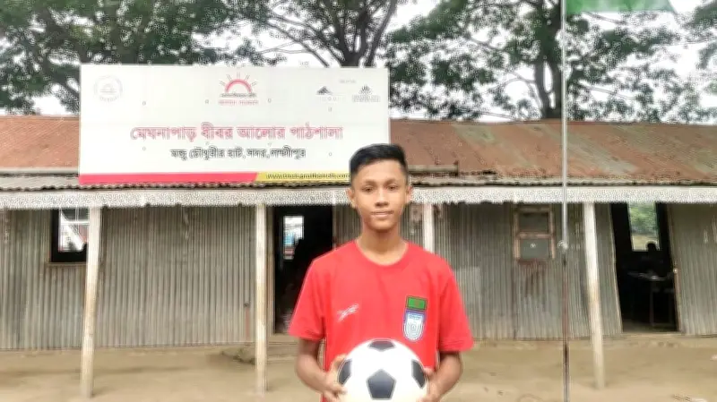 মেঘনা পাড়ের ধীবর কিশোর আশরাফুলের স্বপ্ন বড় ফুটবলার হওয়া