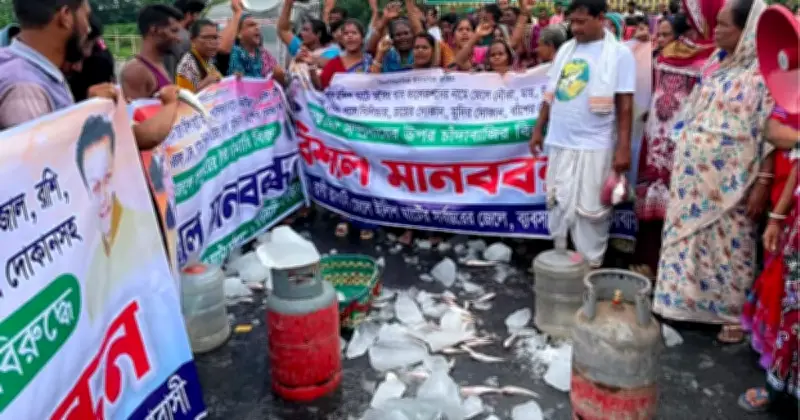 চট্টগ্রামে চাঁদাবাজির প্রতিবাদে সড়কে মাছ-বরফ ছিটিয়ে বিক্ষোভ জেলেদের
