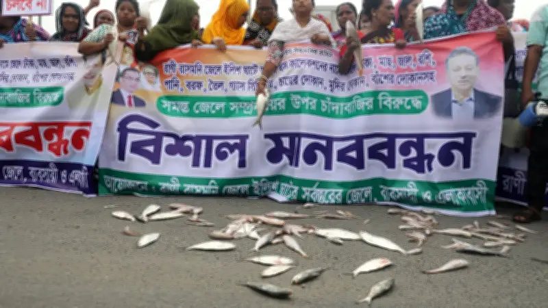 চট্টগ্রামে চাঁদাবাজির প্রতিবাদে সড়কে মাছ ও বরফ ছিটিয়ে জেলেদের বিক্ষোভ