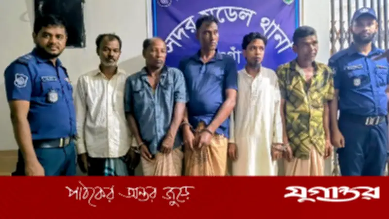 নওগাঁয় রাসায়নিক স্প্রে প্রতারণা চক্রের ৫ সদস্য গ্রেফতার