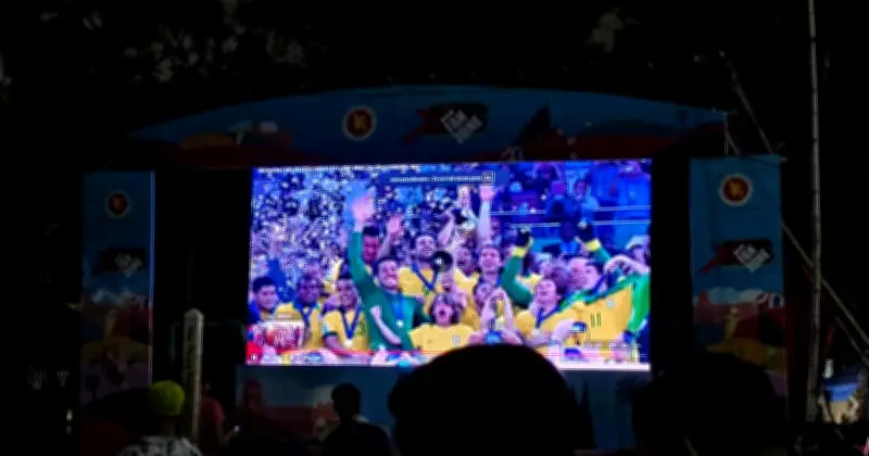 ফুটবল বিশ্বকাপের উৎসবে মাতোয়ারা ঢাকা বিশ্ববিদ্যালয় ক্যাম্পাস