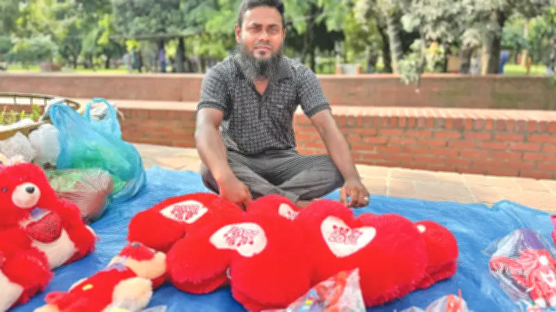 ফুটপাতের ছোট ব্যবসায়ীদের সংসার চালাতে হিমশিম