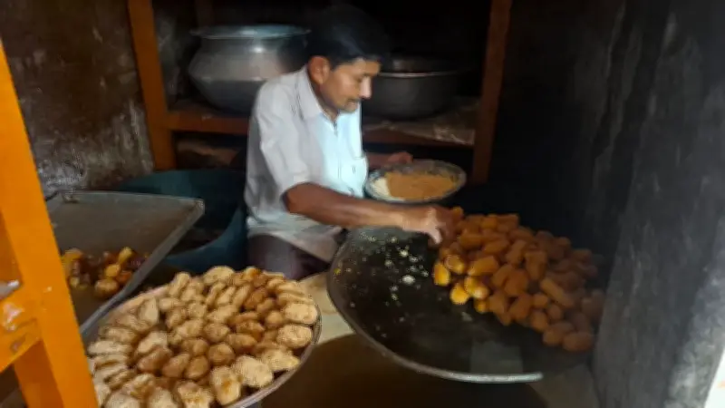পাবনায় চার ভাইয়ের মিষ্টির দোকান, নেই কোনো সাইনবোর্ড, তবুও সবার প্রিয়