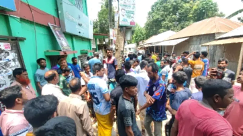 ঘন ঘন লোডশেডিংয়ে ক্ষুব্ধ তাঁতশিল্পীরা, মাধবপুরে সড়ক সংস্কার করলেন প্রবাসী