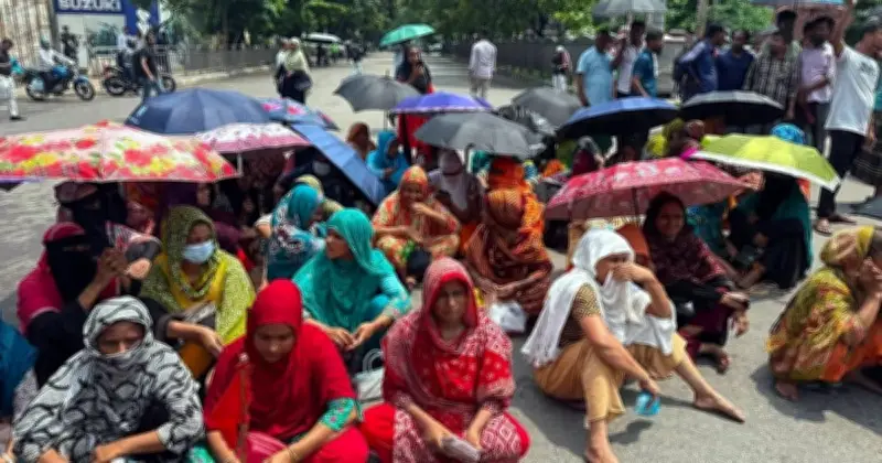 বকেয়া বেতনের দাবিতে মহাখালী-তেজগাঁও সড়কে গার্মেন্টস শ্রমিকদের অবরোধ