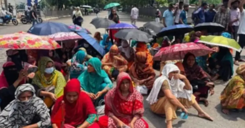 বকেয়া বেতনের দাবিতে মহাখালী-তেজগাঁও সড়ক অবরোধ পোশাক শ্রমিকদের