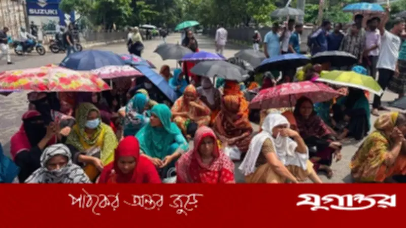 বকেয়া বেতনের দাবিতে মহাখালী-তেজগাঁও সড়ক অবরোধ গার্মেন্টস শ্রমিকদের