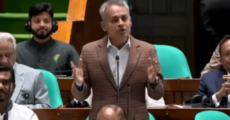 সড়কে থ্রি-হুইলার নয়, স্থানীয় সড়কে চালানোর নীতি প্রণয়ন করছে সরকার
