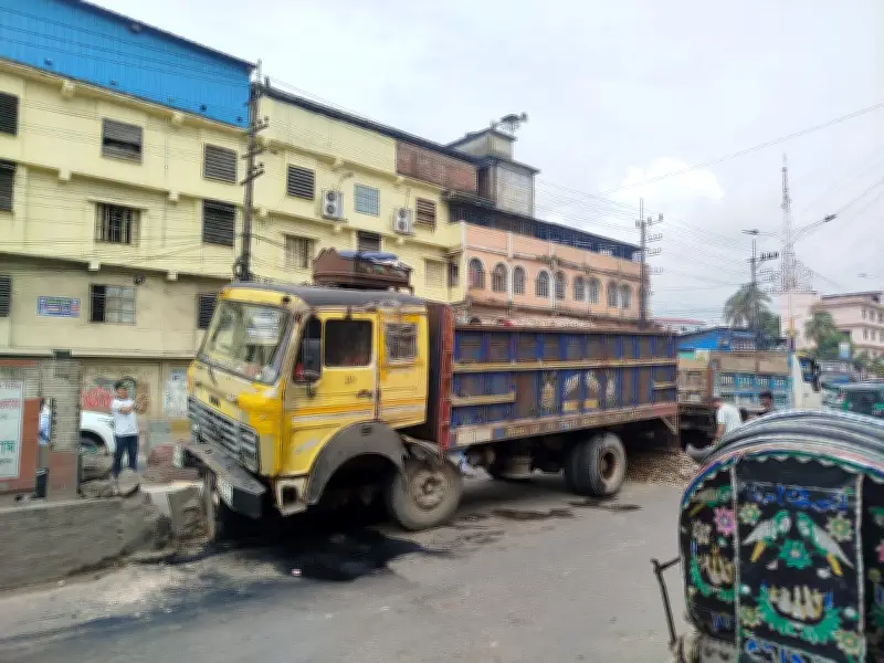 চট্টগ্রামে কঙ্করবাহী ট্রাকের ধাক্কায় উড়ালসড়কে যানজট, দুর্ভোগে নগরবাসী