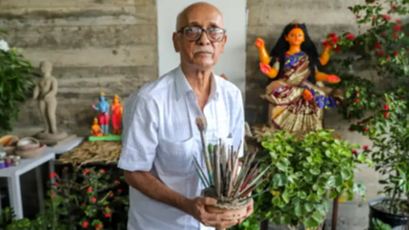 ছয় দশকের বেশি সময় ধরে প্রতিমা গড়ছেন হরিপদ পাল, পেলেন আজীবন সম্মাননা