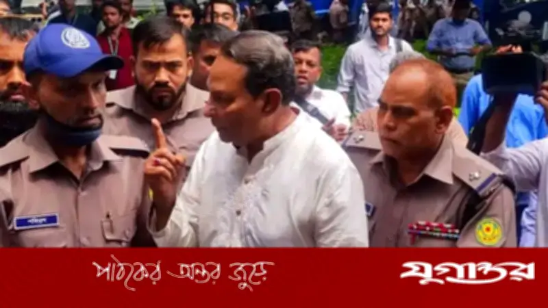 এজলাসে তোলার সময় পুলিশকে শাসালেন হাসানুল হক ইনু
