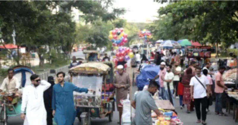 ফুটপাতের রাজনীতি: ভাসমান ব্যবসায়ীদের নিবন্ধন কি সত্যিই সমাধান?