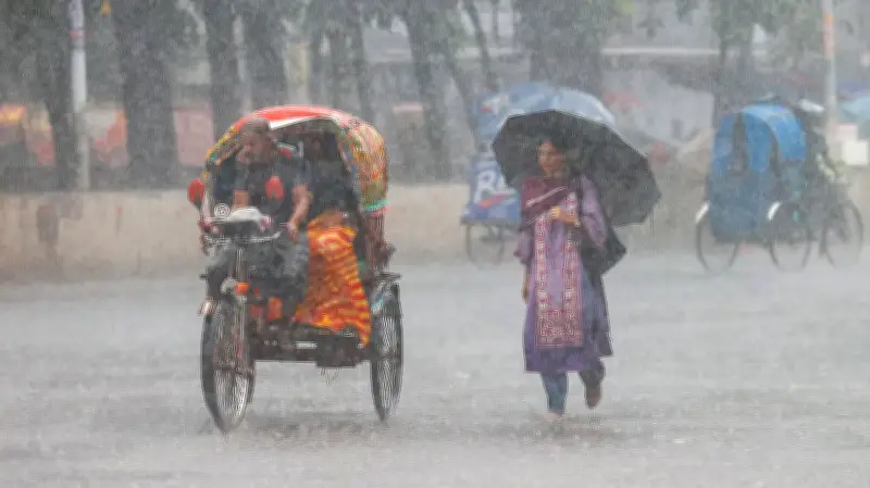 মুষলধারে বৃষ্টিতে বিপর্যস্ত রাজধানী, ভোগান্তিতে নগরবাসী