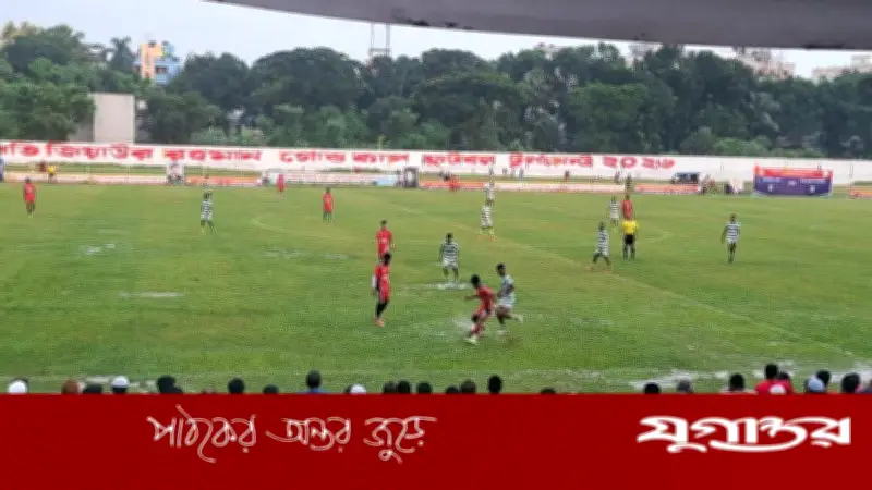 প্রবল বৃষ্টি উপেক্ষা করে গাজীপুরে ফুটবল উন্মাদনা