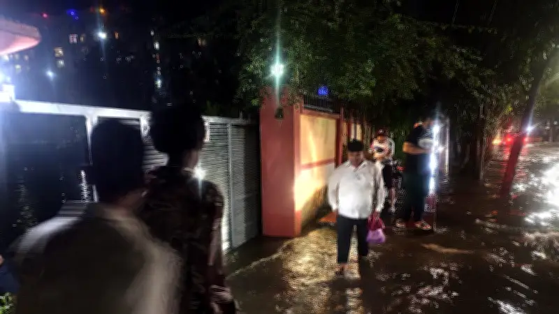 বর্ষার প্রথম দিনে দেড় ঘণ্টার বৃষ্টিতে অচল কুমিল্লা নগর