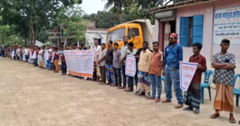 কুষ্টিয়ায় ট্রাকচালকদের কাছ থেকে চাঁদা দাবি ও হামলার প্রতিবাদে মানববন্ধন