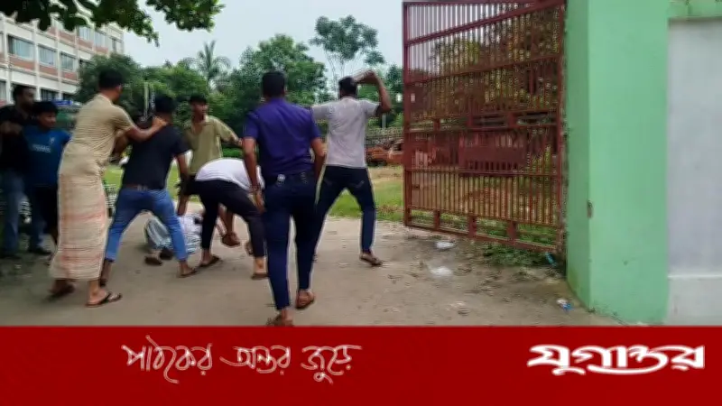 কুমিল্লায় থানার গেটে বাদীর ওপর হামলা, আহত ৩