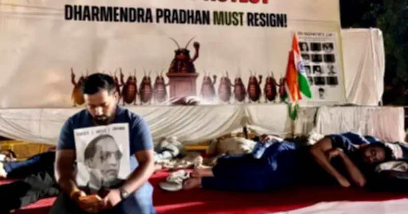 ভারতে শিক্ষামন্ত্রীর পদত্যাগের দাবিতে তরুণদের অবস্থান ধর্মঘট শুরু