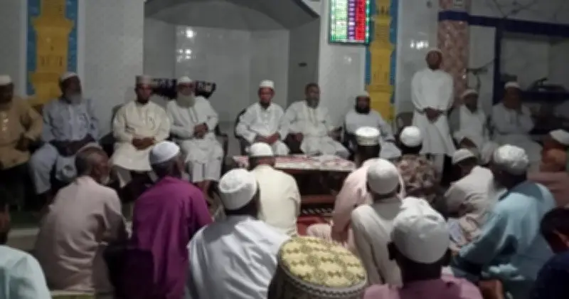 মসজিদে চেয়ার-টেবিল বসিয়ে জামায়াতের সভা, তীব্র সমালোচনা