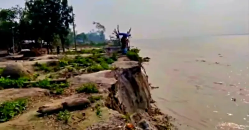 যমুনায় তীব্র ভাঙনে শতাধিক বসতঘর নদীগর্ভে, আতঙ্কে এলাকাবাসী