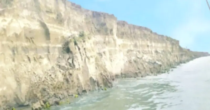 যমুনার ভাঙনে পাবনায় আতঙ্ক, বিদ্যুৎ উপকেন্দ্রসহ বসতবাড়ি হুমকির মুখে