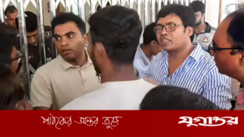 জাককানইবিতে সিনিয়র শিক্ষার্থীর ওপর হামলার বিচার দাবিতে প্রশাসনিক ভবনে তালা
