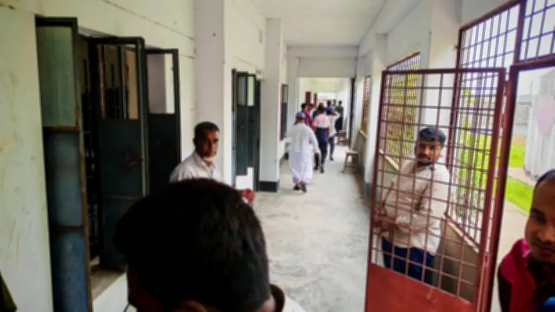 জয়পুরহাটে পুকুর ইজারা নিয়ে কলেজে উত্তেজনা, ভারপ্রাপ্ত অধ্যক্ষকে অবরুদ্ধের অভিযোগ