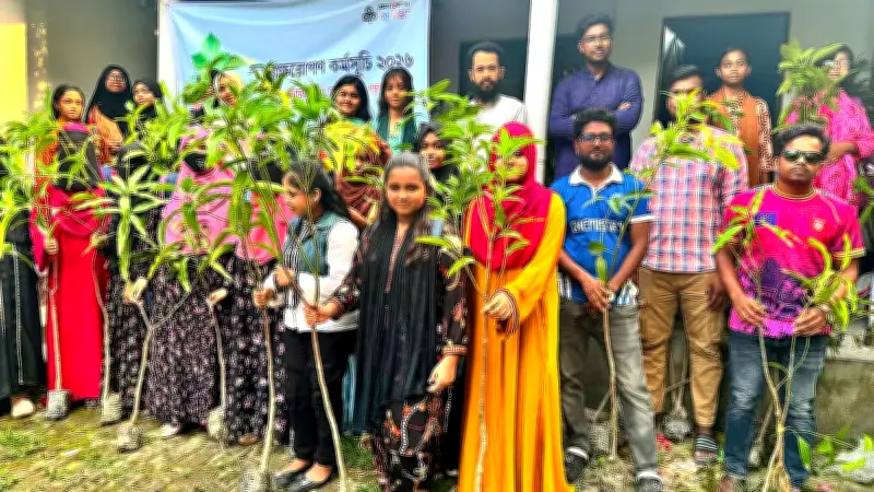 কেরানীগঞ্জ বন্ধুসভার উদ্যোগে শিক্ষার্থীদের মধ্যে পাঁচ শতাধিক গাছের চারা বিতরণ