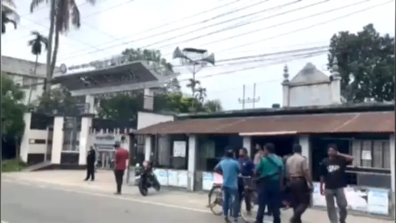 খুলনা মসজিদে গুলি, আহত ২; ডেঙ্গু মোকাবিলায় সমন্বিত পরিকল্পনার তাগিদ