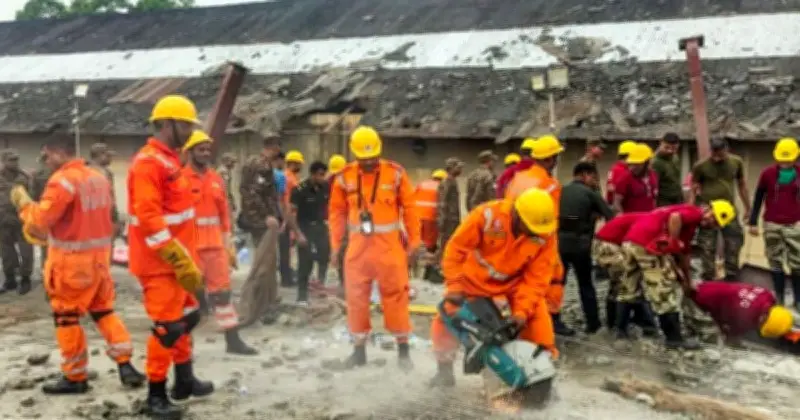 কলকাতায় নির্মাণাধীন গুদামের ছাদ ধসে ৩ জন নিহত, ১৮ জন আটকা
