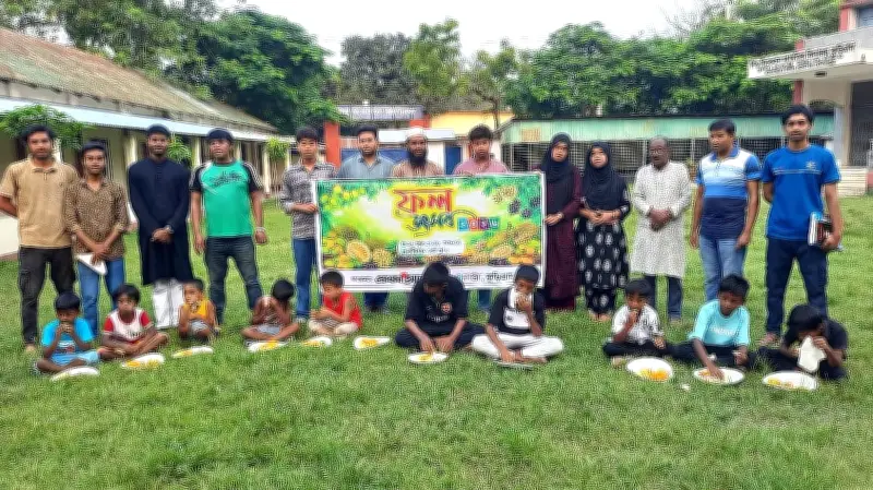 কুড়িগ্রামে হরিজন শিশুদের জন্য ফল উৎসব করল বন্ধুসভা
