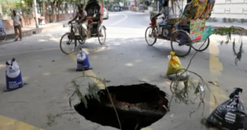 ধানমন্ডি ৯ নং রোডে বড় গর্ত, দুর্ভোগ চরমে