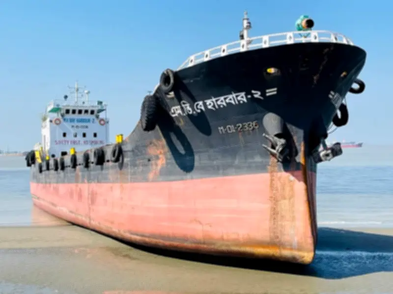 কর্ণফুলী নদীতে লাইটার জাহাজ ডুবে উদ্ধার ১২ জন