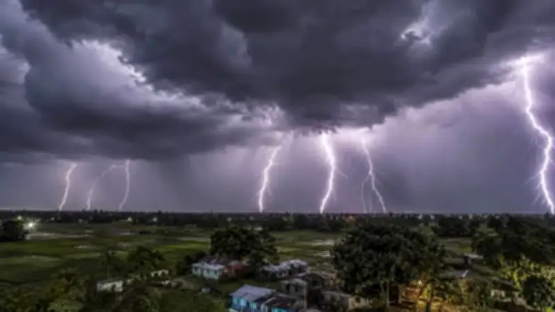 মাঝ নদীতে বজ্রপাতে জেলের মৃত্যু, রাজধানীতে তাপমাত্রা বাড়ার আভাস