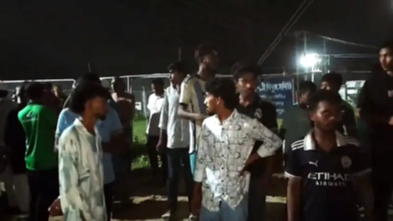 মাদারগঞ্জে লোডশেডিংয়ের প্রতিবাদে বিদ্যুৎ উপকেন্দ্র ঘেরাও করে বিক্ষোভ