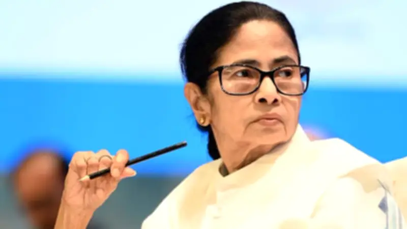 মমতার নিরাপত্তা তুলে নেওয়া, দিলীপ ঘোষের বাংলাদেশ যাওয়ার আহ্বান